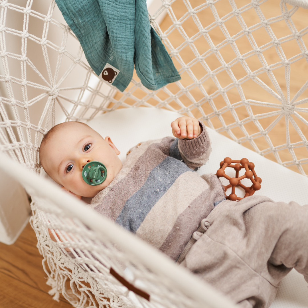 Honigbär|umweltfreundliche Federwiege mit Türklammer|Schwingfeder|Matratze aus Sorona®-Faser | TÜV getestet | Makramee Baby Einschlafhilfe | platzsparendes Set & schneller flexibler Auf-/abbau