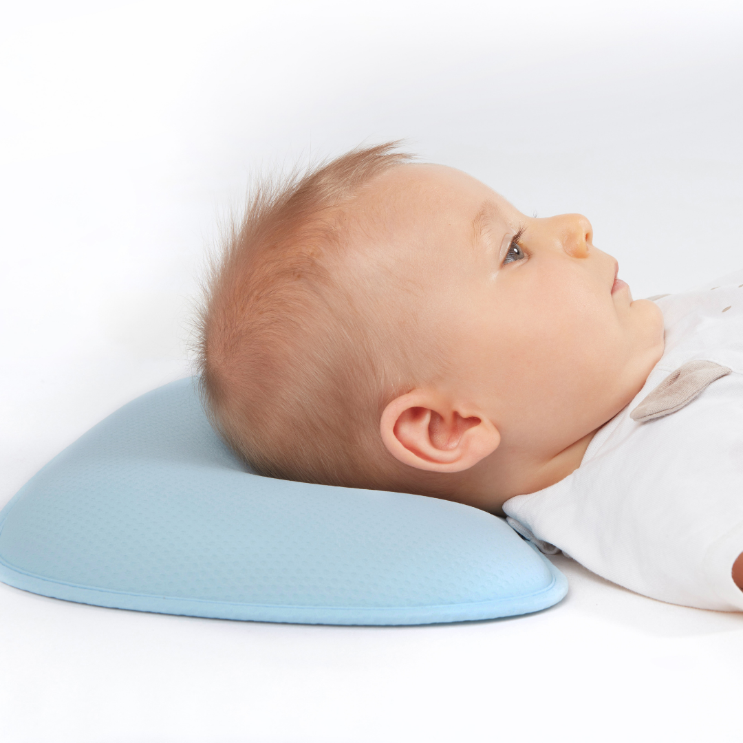 Honigbär umweltfreundliches Babykissen gegen Plattkopf und Kopfverformung (Blau) | 0-12 Monate | zertifiziert & geprüft | Hebammen empfehlen | Prävention | Kliniktasche |Neugeboren | Geburtsvorbereitung | unterstützend zu Osteopathie & Kinderphysiotherapi