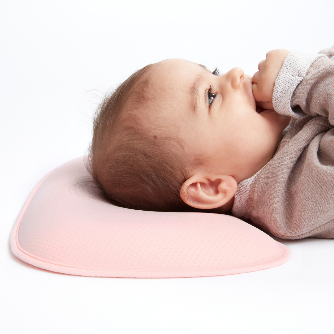 Honigbär umweltfreundliches Babykissen gegen Plattkopf und Kopfverformung (Rosa) | 0-12 Monate | zertifiziert & geprüft | Hebammen empfehlen | Prävention | Kliniktasche |Neugeboren | Geburtsvorbereitung | unterstützend zu Osteopathie & Kinderphysiotherapi