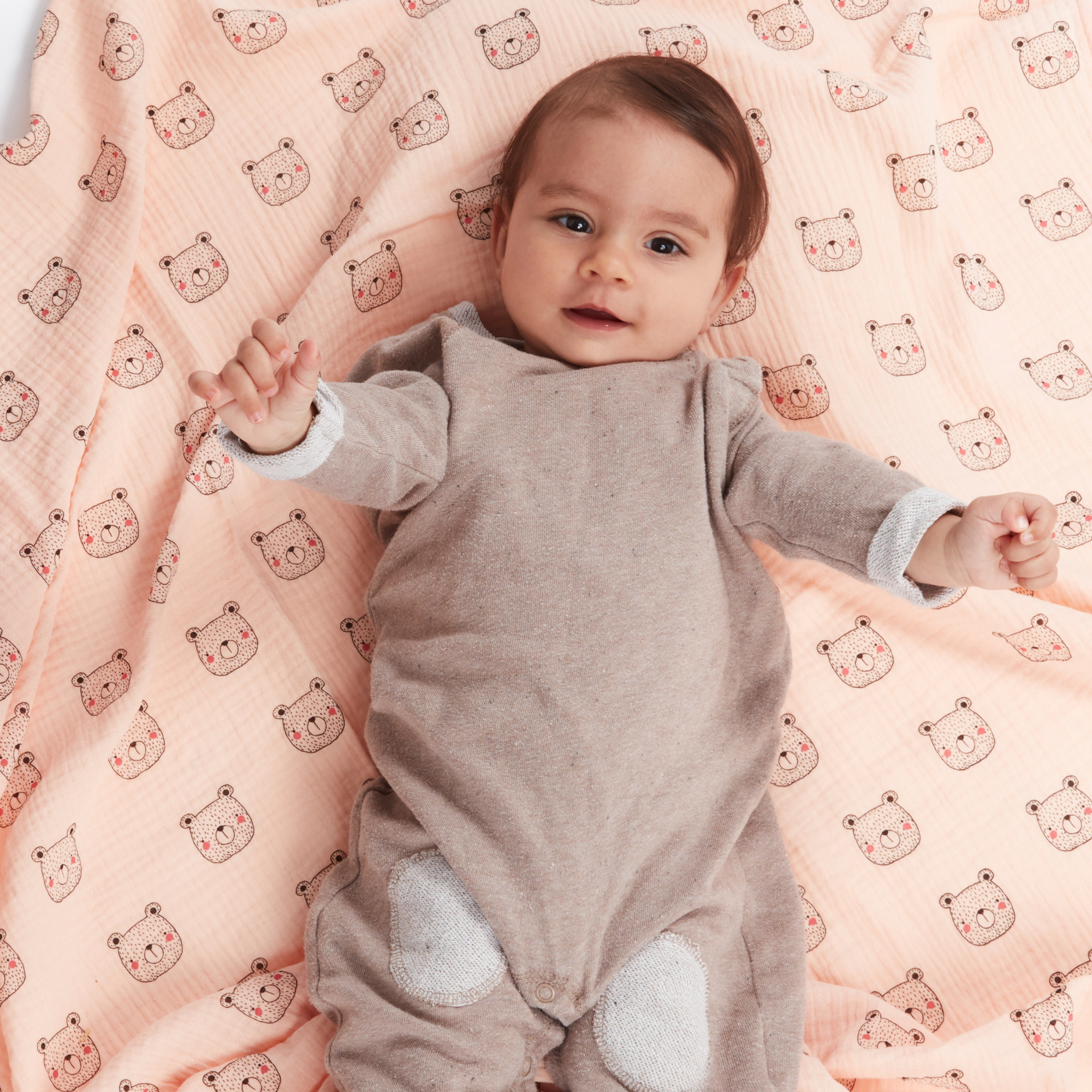 Baby auf Honigbär Spucktuch 130x130 fröhlich