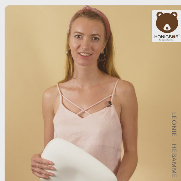 Laden und Abspielen von Videos im Galerie-Viewer, Honigbär® umweltfreundliches Babykissen gegen Plattkopf und Kopfverformung (Weiß)
